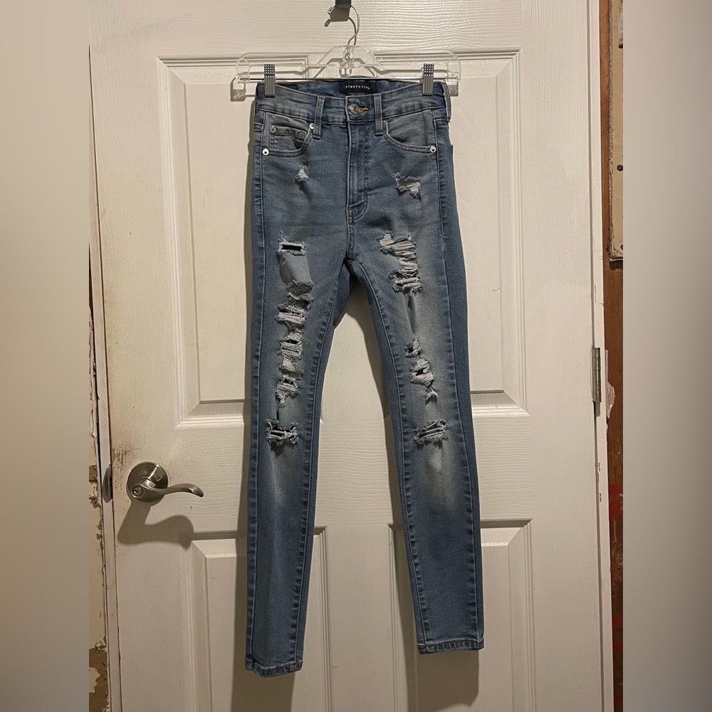 Aeropostale Ladies High Rise Distressed Jeans Size 2 Short in Good Condition. $6